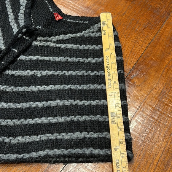 Minete Wool Capelet - Picture 8 of 9